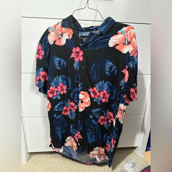 Bundle of two floral hollister shirts - Picture 4 of 5